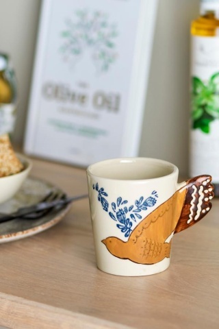 Cană din ceramică bej cu decor pasăre și ramuri pictate manual, mâner în formă de coadă de pasăre, 8x9 cm, "Hezha" - Img 3