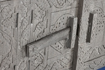 Comodă TV sculptată lungă din lemn masiv, gri, cu 6 uși, 3 rafturi și zăvoare din lemn, finisaj patinat, 61 x 200 x 40 cm, „Arvane” - Img 8