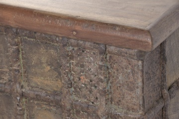 Cufăr vintage din lemn reciclat și metal, natur, cu feronerie în relief și picioare rotunde, finisaj patinat, 52 x 127 x 66 cm, „Lamanon” - Img 6