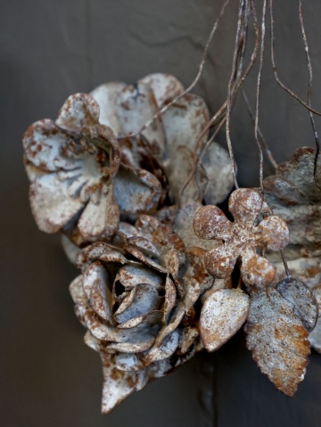 Decoratiune suspendata, model floral, din metal, aspect antichizat, Fleur - Img 3