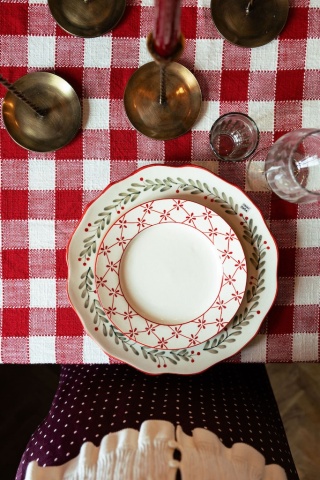 Farfurie întinsă de Crăciun din ceramică, alb, cu frunze și merișoare pictate manual, margine ondulată, 28,5 cm, „Esther Lingonberry” - Img 3