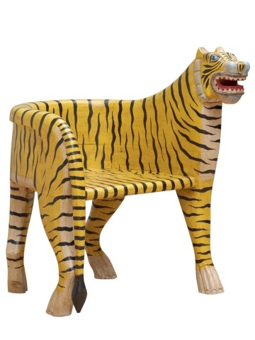 Fotoliu sculptural din lemn de mango în formă de tigru, orientare stânga, „Tiger”