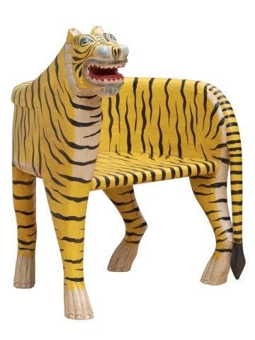 Fotoliu sculptural din lemn de mango în formă de tigru, orientare dreapta, „Tiger”