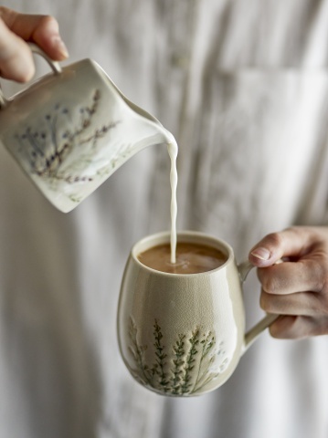 Letieră pentru lapte din ceramică cu flori de câmp, D8×H9 cm, 250 ml, „Bea" - Img 2
