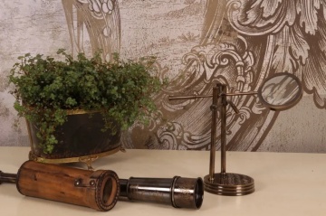 Lupă de masă cu suport din alamă și sticlă, aurie, cu braț reglabil și lentilă reală, aspect vintage, finisaj antichizat, 21 x 10 cm, „Érudit” - Img 2