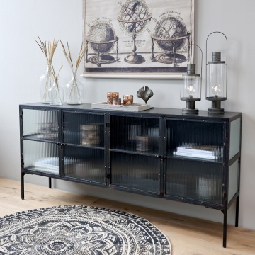 Masă consolă vintage industrială din metal, negru, cu 4 uși din sticlă canelată și rame nituite, 94 x 200 x 43,5 cm, „Verriere” - Img 2