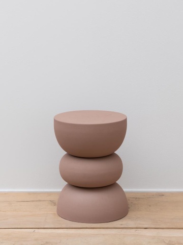 Măsuță laterală rotundă din metal, roz, sculpturală, din trei volume suprapuse, 44 x 32 cm, „Forms” - Img 2