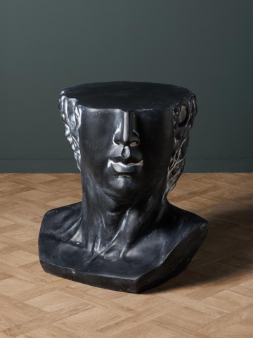 Măsuță laterală sculptată în formă de bust antic, negru, cu chip și bucle în relief, finisaj patinat, 55 x 58 x 44 cm, „Bellâtre” - Img 5