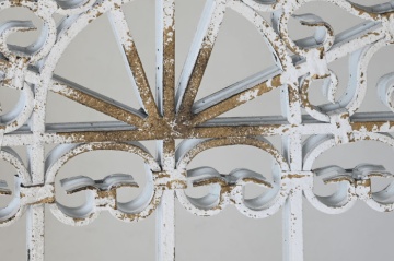 Oglindă de perete din metal alb antichizat în formă de fereastră arcuită, 55×3×103,5 cm, „Ventana" - Img 3