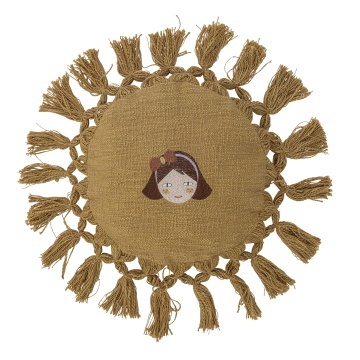Pernă rotundă din bumbac galben muștar cu fetiță brodată și ciucuri, 35 cm, „Elinna"