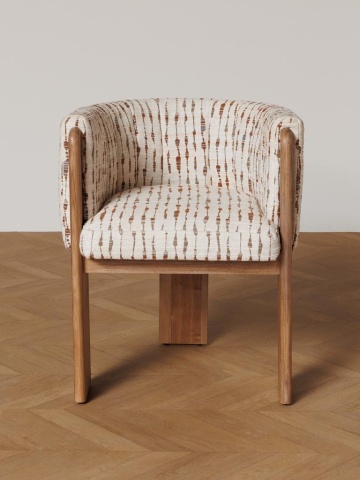 Scaun dining cu brațe tapițat tip fotoliu din lemn de salcâm și textil, bej, cu spătar rotunjit și trei picioare late, 77 x 63 x 60 cm, „Amphitryon” - Img 4