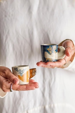 Set 2 cești din ceramică cu decor floral și pasăre pictată manual, mâner în formă de aripă, 5x5 cm, "Hezha" - Img 2