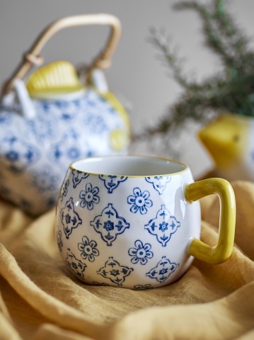 Set 4 căni din ceramică bej cu model floral albastru pictat manual și toartă galbenă, 400 ml, 10×8,5 cm, „Wrenna" - Img 4