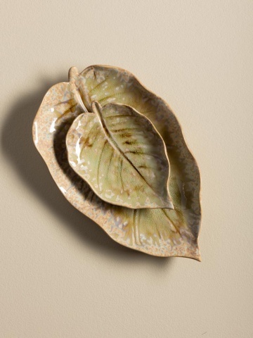 Set de 2 farfurii decorative din ceramică artizanală, natur și verde, în formă de frunză, nervuri în relief, finisaj glazurat, 2 x 27 x 17 cm, „Nuance” - Img 4