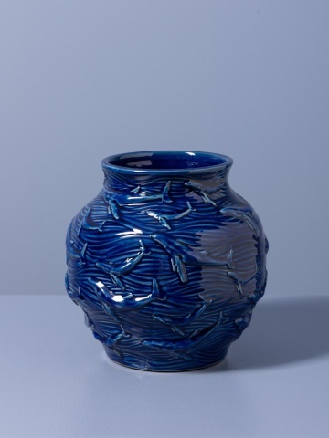 Vază din ceramică albastră, mică, cu balene și valuri în relief, 20,5 x Ø 20,5 cm, „Azula” - Img 3