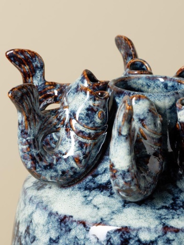 Vază din ceramică artizanală cu pești sculptați în relief, formă cilindrică, albastru marmorat, finisaj lucios, 24,5 x 20 cm, „Écume” - Img 4