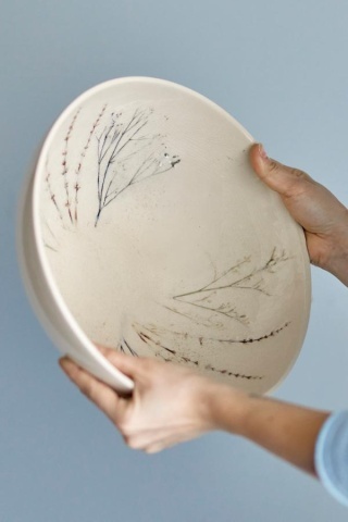 Bol de servire din ceramică, natur, cu ilustrații botanice pictate manual, 30.5x11 cm, „Bea" - Img 3