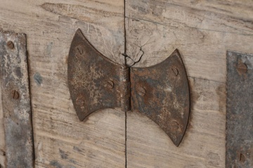 Bufet rustic din lemn reciclat, natur, cu 2 uși, decor sculptat manual și balamale fluture din metal, 92 x 167 x 51 cm, „Rigora” - Img 6