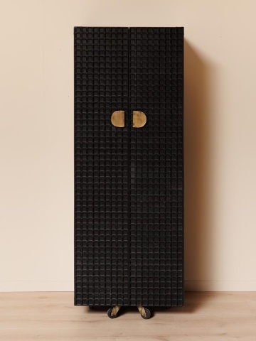 Dulap tip cufăr din lemn de mango, negru, cu 2 uși adânci, 5 sertare, 6 tăvi glisante și mânere din alamă, pe roți, 175 x 67 x 59 cm, „Cultura” - Img 2