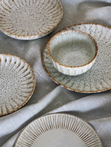 Farfurie adâncă din ceramică artizanală verde perlat cu striații fine și accente rustice 22×5 cm, „Fleur" - Img 6