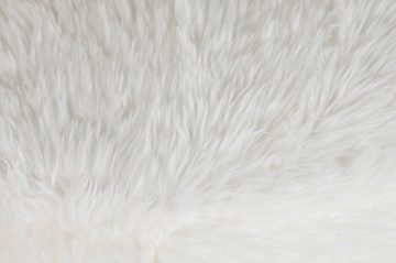 Fotoliu alb pentru living, din blană artificială pufoasă, cu șezut oval, spătar curbat și picioare din lemn de frasin, 61×62×80 cm, „Saumur” - Img 7