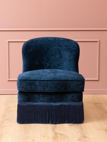 Fotoliu albastru închis din catifea, cu franjuri decorative și pernă de șezut cu paspoal, structură din lemn de cauciuc, 78×64×73 cm, „Costanza” - Img 8