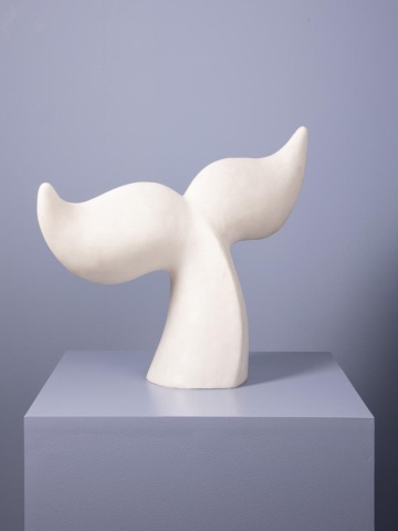 Lampă de masă decorativă din rășină și pulbere de piatră, albă, în formă de coadă de balenă, 42 x 53 x 19 cm, „Fluke” - Img 4