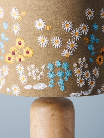 Lampa de masa, din lemn de mango, cu abajur din bumbac brodat, Jardin - Img 3