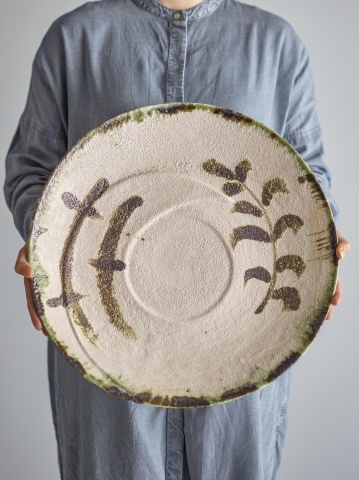 Platou decorativ din ceramică artizanală, alb, cu motiv botanic și bordură decorativă, 44x6 cm, „Hadyn" - Img 3