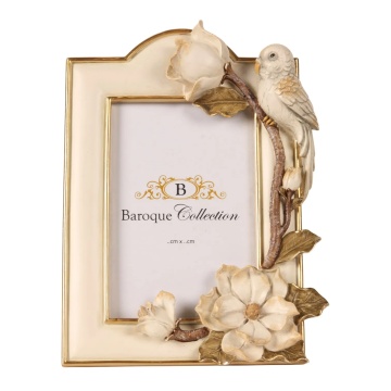 Ramă foto din polirășină, crem și auriu, cu ramură cu flori de magnolie și pasăre sculptată, 22,2 x 16,5 x 4 cm, „Cartouche”