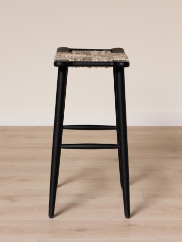 Scaun de bar înalt din lemn de acacia și lână, negru, cu șezut împletit și picioare evazate, 77 x 54,5 x 39,5 cm, „Ovira” - Img 4