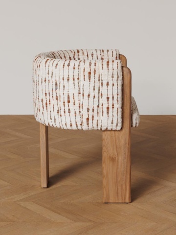 Scaun dining cu brațe tapițat tip fotoliu din lemn de salcâm și textil, bej, cu spătar rotunjit și trei picioare late, 77 x 63 x 60 cm, „Amphitryon” - Img 5