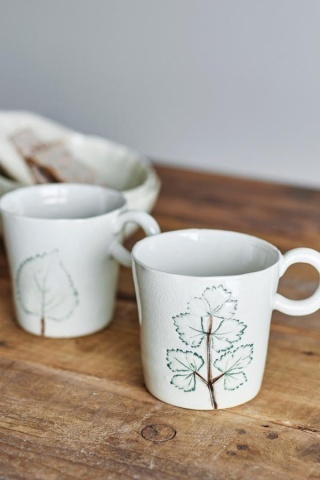Set 2 căni din ceramică artizanală natur cu finisaj antichizat și motive botanice cu frunze, 9×9 cm, "Aubrin" - Img 2