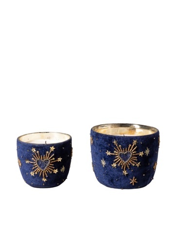 Set 2 lumânări decorative din sticlă și catifea albastră, brodate cu inimi și stele aurii, finisaj catifelat, 12 x 13 cm, „Nuit”