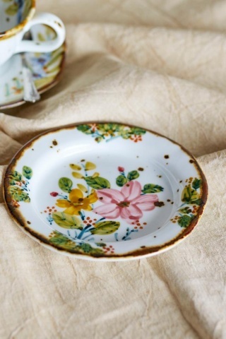 Set 4 farfurii din ceramică artizanală albă cu motive florale roz pictate manual și margine aurie, 15×1,5 cm, "Savina" - Img 2