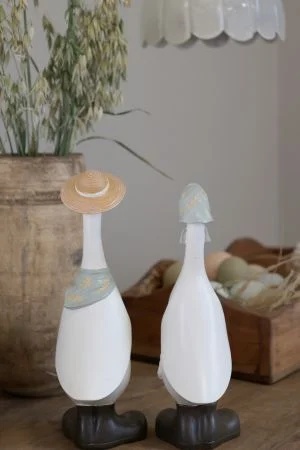 Set decorativ 2 gâște cu eșarfă și pălărie, stil festiv, alb multicolor, din polirasină, „Snowy Pair” - Img 5