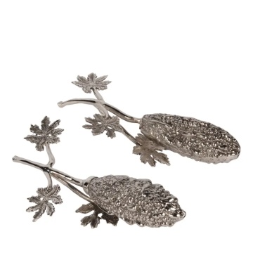 Set solniță și piperniță din alamă lucrată manual, argintiu, în formă de con de pin, cu rămurele și frunze, finisaj nichelat, 5 x 15 x 10 cm, „Colette”