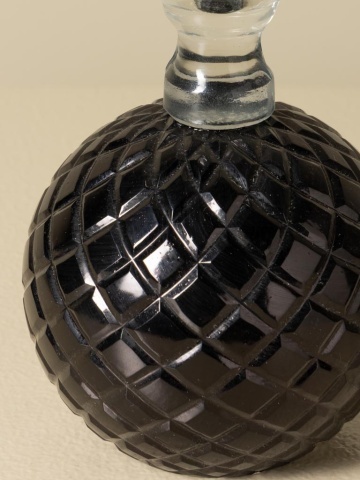 Sfeșnic din sticlă neagră cu bază sferică cu reliefuri romboidale și suport cilindric transparent, finisaj lucios, 16×9 cm, „Verelune" - Img 6