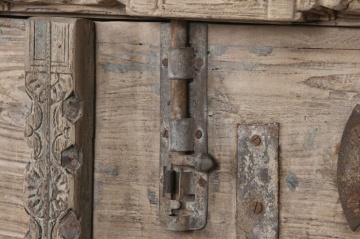 Bufet rustic din lemn reciclat, natur, cu 2 uși, decor sculptat manual și balamale fluture din metal, 92 x 167 x 51 cm, „Rigora” - Img 7