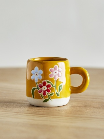 Cană din ceramică artizanală, galben, pictată manual cu flori stilizate, 6x7 cm, 110 ml, „Millie" - Img 2