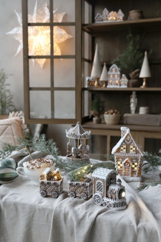 Căsuță de turtă dulce din rășină, pictată manual, cu LED, „Noël Biscuit House” - Img 4