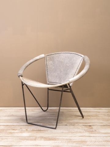 Fotoliu rotund mid-century, gri, din piele naturală de vacă cu păr, cusătură în zigzag, cadru din metal, diametru 78 cm, înălțime 73 cm, „Arceau” - Img 6