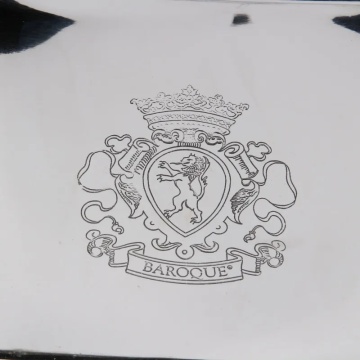 Frapieră pentru două sticle din alamă lucrată manual, argintie, cu compartiment cu capac și blazon gravat, nichelată, 24 x 38 x 15 cm, „Sheffield” - Img 2
