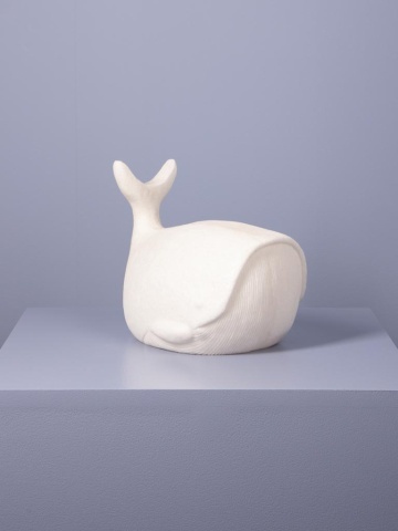 Lampă de masă din rășină și pulbere de piatră albă, formă de balenă, finisaj mat, 23,5×28×20 cm, „Moon Whale" - Img 6