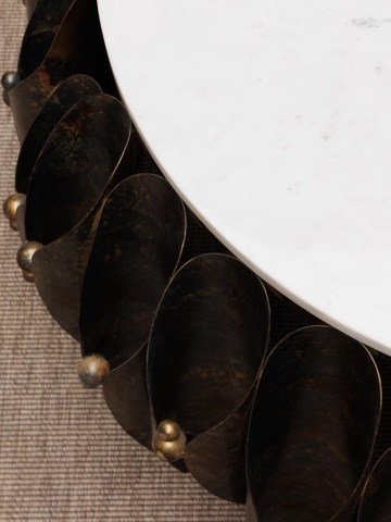 Măsuță de cafea rotundă din marmură și metal, alb și maro, cu bază din petale și sfere aurii, finisaj patinat, 40 x 94 cm, „Ondralis” - Img 4
