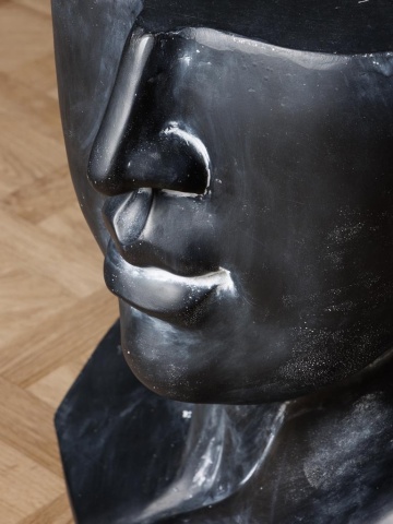 Măsuță laterală sculptată în formă de bust antic, negru, cu chip și bucle în relief, finisaj patinat, 55 x 58 x 44 cm, „Bellâtre” - Img 7