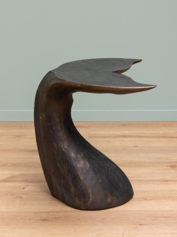 Măsuță laterală sculptată în formă de coadă de balenă, maro, finisaj patinat, 60 x 62,5 x 52,5 cm, „Ocean Spirit” - Img 5