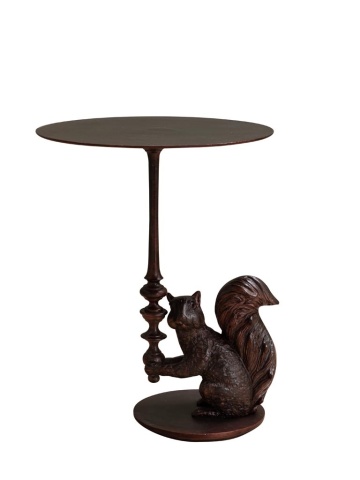 Măsuță laterală sculptată înaltă din aluminiu, maro, cu bază în formă de veveriță și coloană cu inele, 68 x 51 cm, „Nutkin”