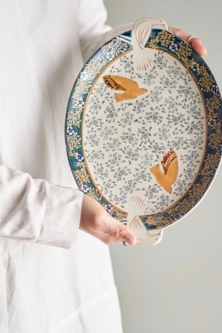 Platou de servire din ceramică albastră cu decor pasăre și model gravat pictat manual, 3,5x34x25 cm, "Hezha" - Img 2