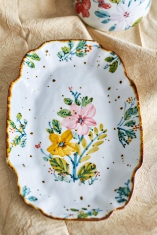 Platou de servire din ceramică artizanală albă cu motive florale roz pictate manual și margine aurie, 31×21×3 cm, "Savina" - Img 2